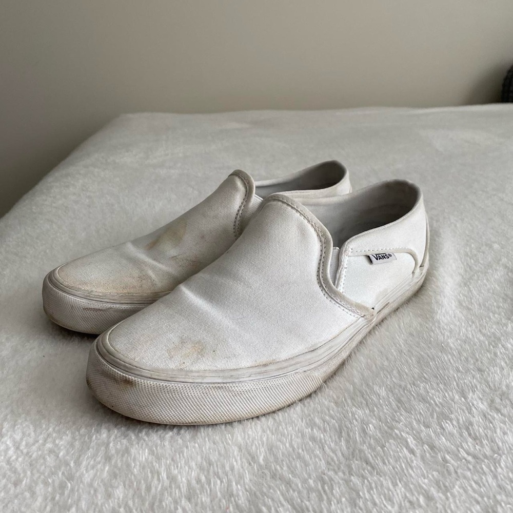 White slip on Vans